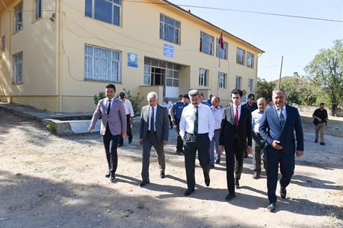 Vali Dr. Turan Ergün Kırkyaren Köyü’nde İl Özel idaresi kanalıyla yaptırılan yatırımları yerinde inceledi.