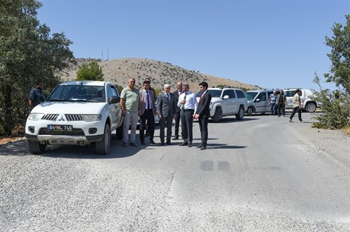 Vali Dr. Turan Ergün, İl Özel İdaresi tarafından Karahallı ilçesinde 1. ve 2. Kat asfalt toplam 35.2 km yolun tamamlandığını ifade etti.